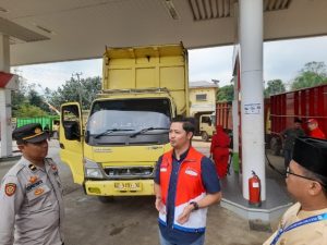 Muhammad Ainul Saat berada di SPBU Limbur. (Beritabicara/Warsun Arbain)